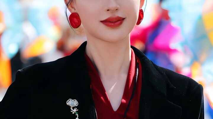 Oh my gosh, no wonder she’s from the same hometown as Diaochan—this lady can make even yangge dance 