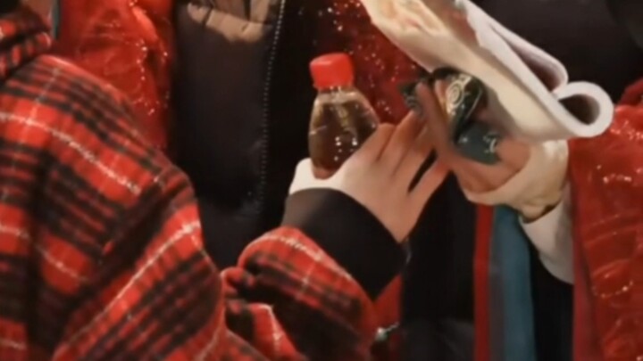 Xu gave the thermos to Simu to cover his hands, Simu asked Xu to cover his hands together