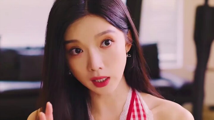 Cậu nhóc này đúng là hồng phúc tề thiên, gái xinh chủ động sà vào lòng, thật khiến người ta ghen tị 