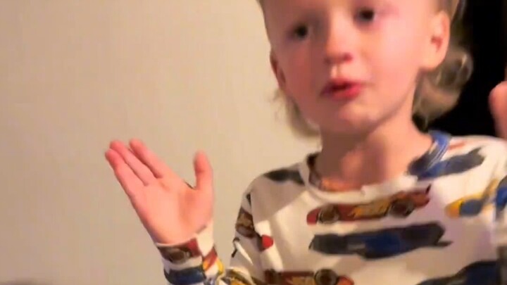 Bocah imut memberitahu ibunya bahwa ada celah di bokongnya, dan ingin pergi ke rumah sakit untuk mem