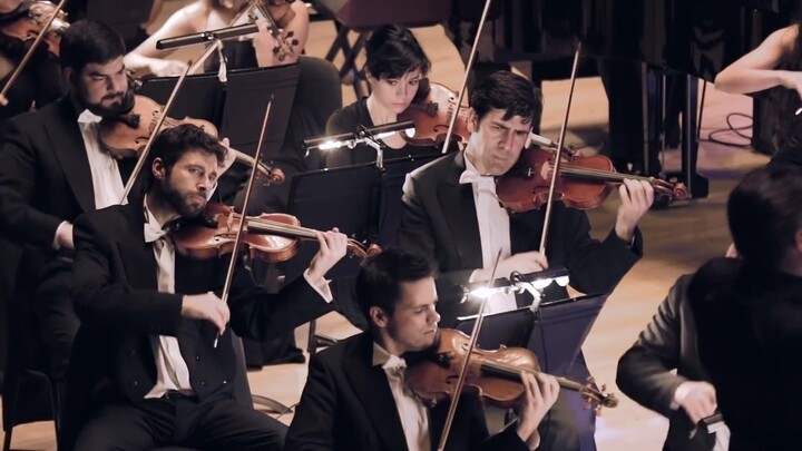 Orkestra membawakan lagu tema "The Avengers"