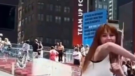 Penggemar mancanegara meniru gerakan Taylor Swift dan menari Delicate di Times Square, New York