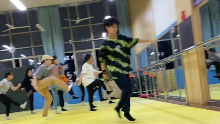 Kebugaran fisik yang disebut bboy digunakan untuk berguling di loker lain