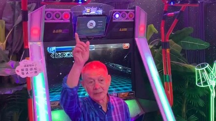 An old man's daily routine on the dance machine in Shenzhen Yifangcheng