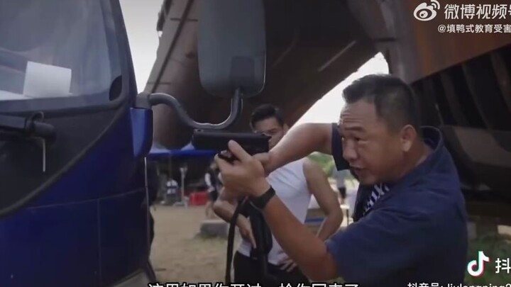 Jangan lupa bawa pistolmu saat sidang!