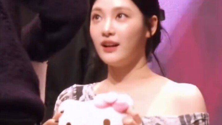 Offline Book Signing with Overseas Fans and Ningning: Every time I talked to Ning, she just kept say