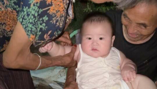 Em bé mập ú đến mức ôm cũng không nổi, là cháu trai trong mơ của ông bà, cười tít mắt luôn!