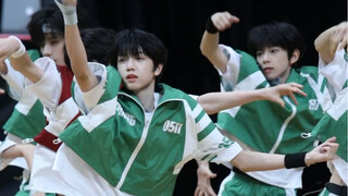 Guiyuan | This is me, full-length straight shot
