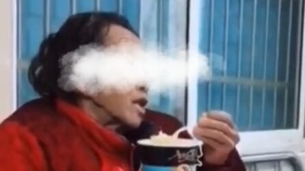 แม่สามีป่วยต้องนอนโรงพยาบาลคนเดียวไม่มีใครดูแล ลูกสะใภ้จึงคอยนำบะหมี่กึ่งสำเร็จรูปไปให้ทุกวัน ลูกสะใ