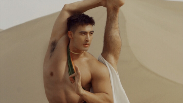 ได้ยินว่ามีหนุ่มคนหนึ่งถูกคนมุงดูขณะแสดงท่าฟ่งเถียนที่ตุนหวง | ความงามแห่งการสืบสานวัฒนธรรม