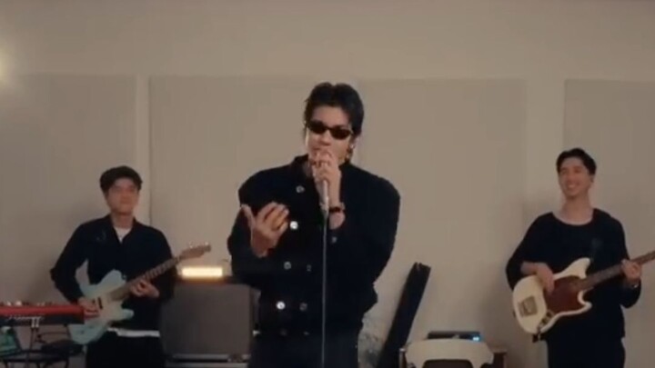 กำลังร้องเพลงอยู่ดีๆ ทำไมจู่ๆ ถึงเป็นบ้าไปแล้ว