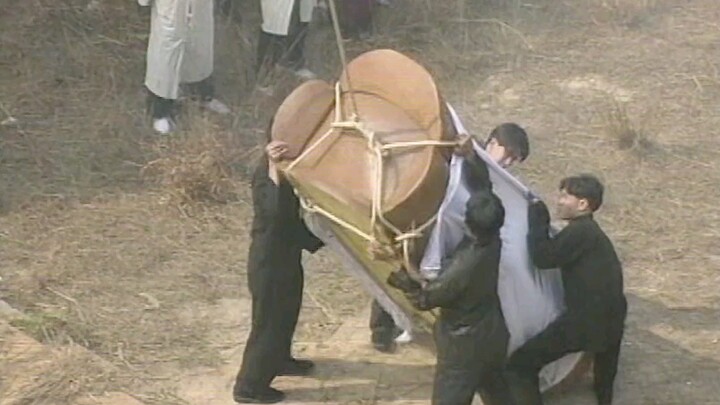 كنت أظن أن دفن الأسلاف عموديًا سيجلب الرخاء للأحفاد، لكن unexpectedly حدثت مفاجأة فانقلبت النعمة إلى