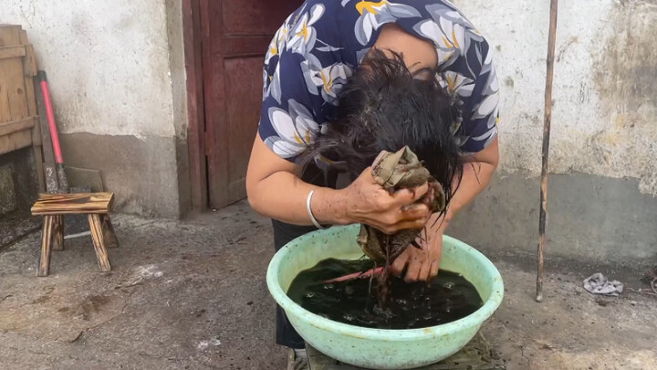 Người mẹ khiếm thị tự chế thuốc nhuộm tóc, hiệu quả sẽ khiến bạn bất ngờ!
