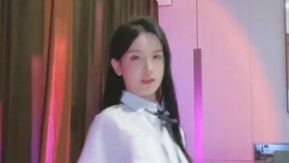 宁依纯短裙热舞