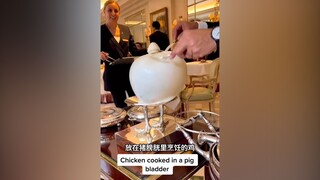 "Bladder Chicken" adalah salah satu hidangan khas Epicure, restoran berbintang tiga Michelin di Pari
