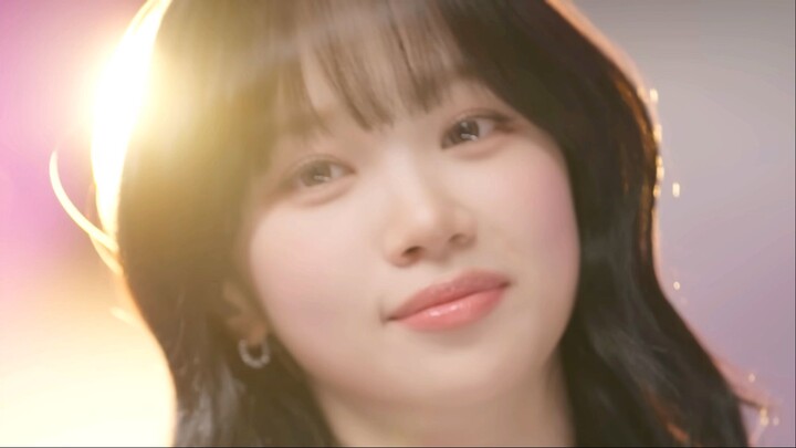 Kim Chaewon. Cover of "Joy, sorrow, a beautiful heart" by Akmu. Composer Lee Chan-Hyuk