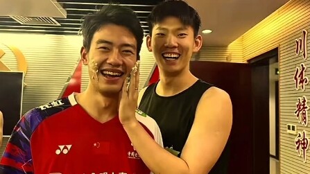 Thật sự quá được cưng chiều rồi, không khí của đội tuyển cầu lông Trung Quốc khiến ai nhìn cũng thấy