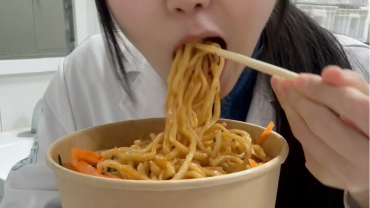 Apa yang dimakan tenaga medis saat shift malam 15 jam agar bisa bertahan?