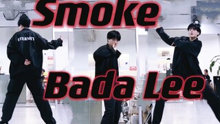 Bukan berarti gadis-gadis yang menari di lagu ini terlalu keren! |.Smoke, koreografi wanita pejuang 