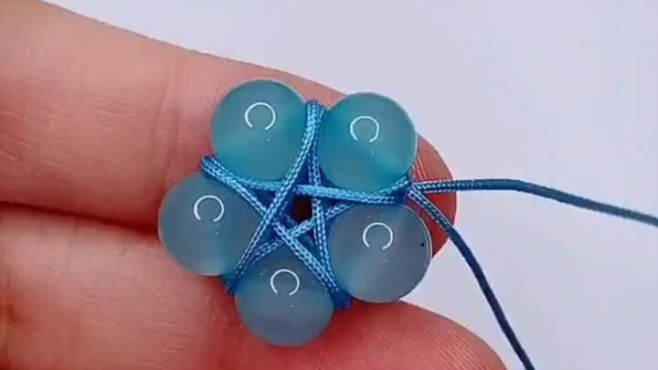 Don’t throw away loose beads. Here’s a trick to make them into cute and elegant star beads pendants.