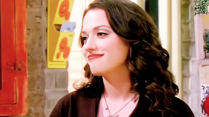 Max：圆领衬衫是给乡巴佬穿的，卡洛琳：给我也剪一个，Max：你剪不剪都一样！