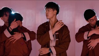 "100 Ways" karya Jackson Wang adalah lagu cover terlemah di Internet. Memberikan penghormatan kepada