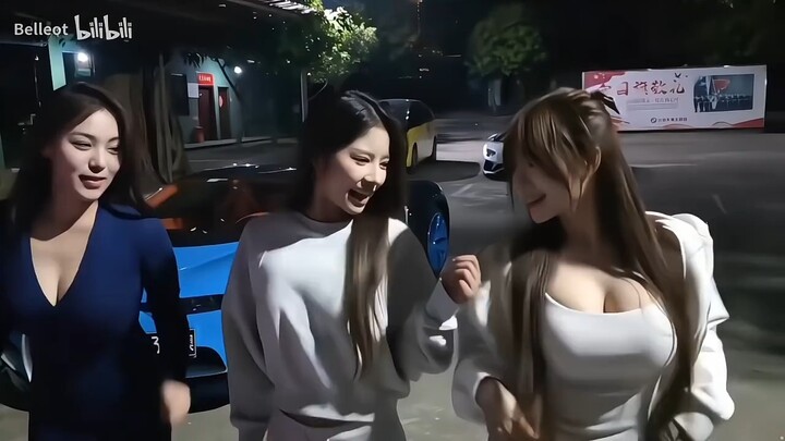 “Động cảm quang ba đẹp nhất” – Tiểu Anh nhảy động cảm quang ba đến mức như muốn rớt ra luôn!