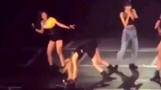 朴彩英现场模仿Lisa的舞蹈动作！太好玩了哈哈哈哈blackpink