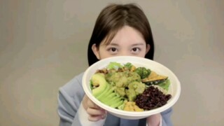 Sau khi bị công ty yêu cầu cắt tóc ngắn, có một cô bé luôn dùng cách vụng về của mình để an ủi người