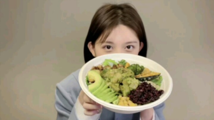 被公司要求剪了短发后 有一个小女孩一直在用自己笨笨的方式安慰粉丝  IVE金秋天