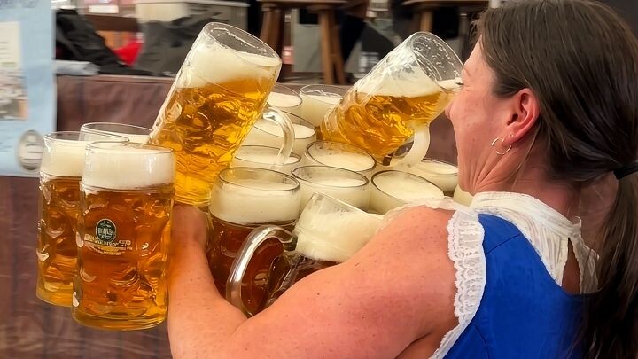 Mengapa pelayan di Jerman harus membawa belasan gelas bir sekaligus?
