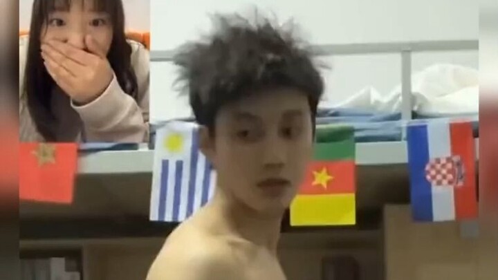 Cứ tưởng cậu nhóc đang gọi điện, ai ngờ lại đang quay video! Thật là ngại quá!