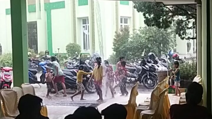 ayo KK kita main hujan-hujanan