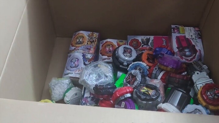 The rich boss packed a 20,000 yuan Kamen Rider toy package into three large cartons and bought it al