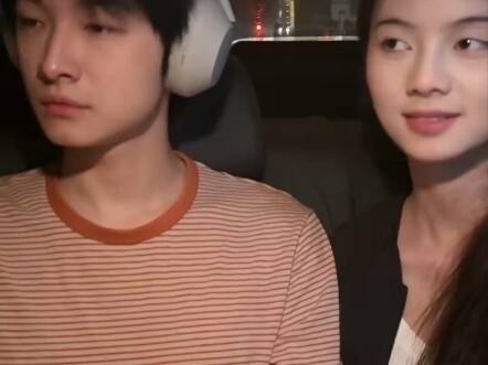 “Ngomong apa lagi?” Seorang cewek manfaatkan saat temannya pakai headset untuk diam-diam mengumpatny