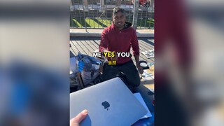 在笔记本电脑上喷绘“罗马斗兽场”，这位大哥真是艺高人胆大，居然还有喷火环节
