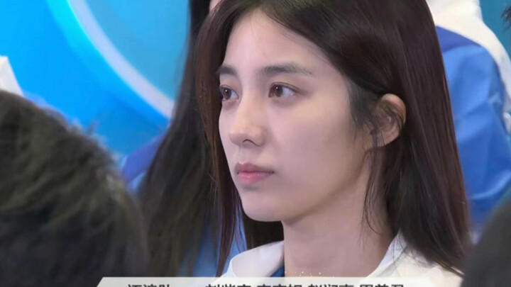 Trời ơi! Chỉ với gương mặt mộc tự nhiên mà vẫn lấn át cả khán phòng…