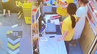 男子拿着泡面去结账，收银员接过后顺手撕开了包装。