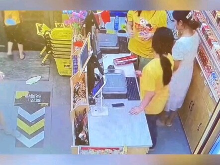 男子拿着泡面去结账，收银员接过后顺手撕开了包装。