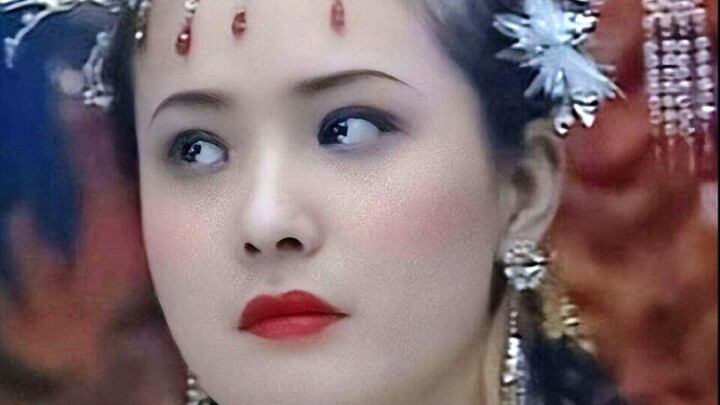 Đầy đầu châu ngọc vẫn không lấn át nổi một chút sắc đẹp