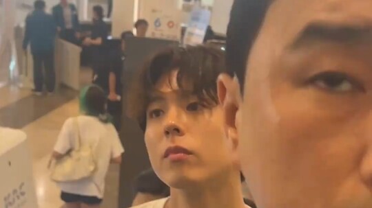 A girl unexpectedly ran into Park Bo-gum while riding the escalator at the airport, and quietly gree