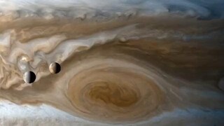 ไทม์แลปส์ของยูโรปาและไอโอที่โคจรรอบดาวพฤหัสบดีที่ยานสำรวจแคสสินีจับได้