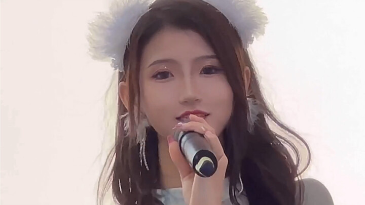 Forgive me for speaking frankly, Xiaoyu glanced at the camera :)