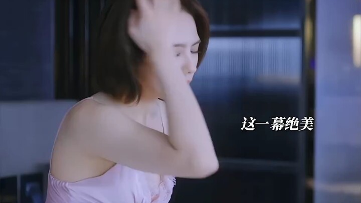 Guan Ji and Bi Ruoshan are pulling each other and not refusing. It turns out that they are enjoying 