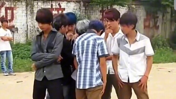 早期校园舞蹈排练，村口水泥依然在，不见当年红毛怪，音乐响起还记得你曾留过的发型吗