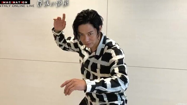 Jagger bắt chước câu cửa miệng của thuyền trưởng Stringman: Tôi sẽ là chủ phòng của Zunya