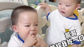 Chỉ vì một miếng bánh gạo mà họ bắt đầu cãi nhau bằng "tiếng trẻ con"! !