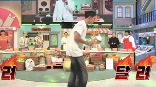 رقص مينجيو على أنغام أغنية لي هيوري "فتيات سيئات" ~، لكن بما أنه لا يعرف الرقصة الأصلية، فهو يرقص بأ
