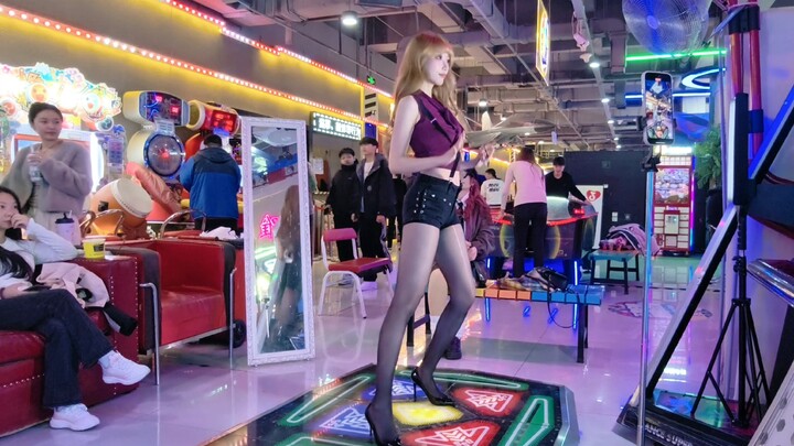 Lần này đặt gương đúng vị trí rồi! Cùng chờ đón nào～Chị kính gọng đỏ đế cao