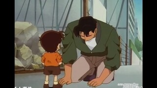 The Murderer's Kneeling and Watch Dart Gun in Detective Conan